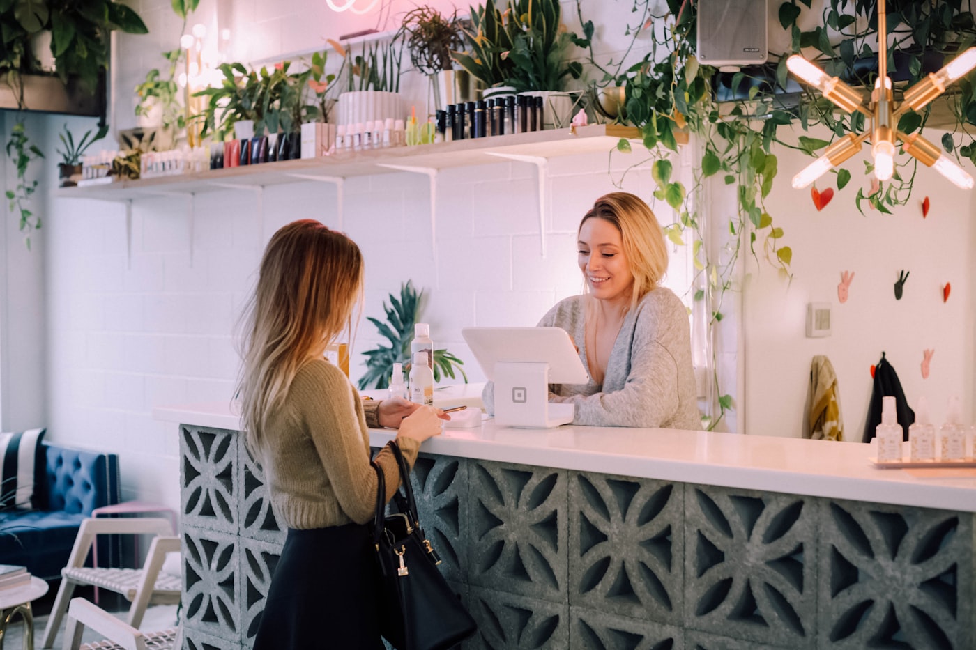 Balie met een terminal waar een betaalinstrument kan worden aanvaard
