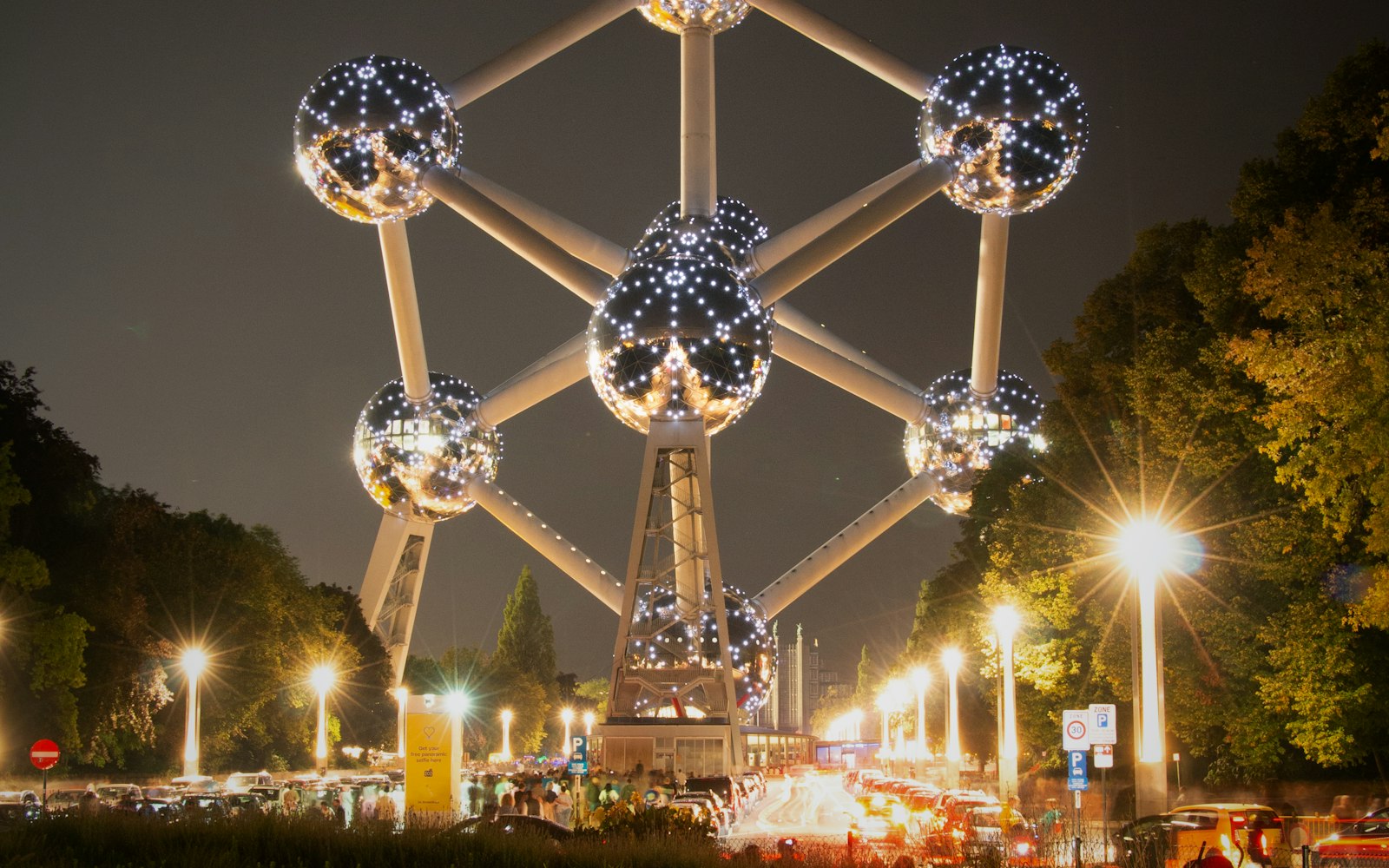 Het Atomium in Brussel, verlicht in de avond